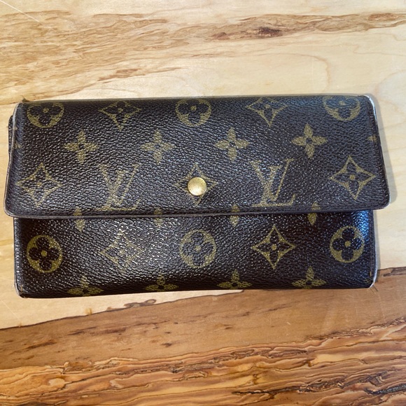 LOUIS VUITTON MONOGRAM INTERNATIONAL LONG WALLET - Picture 6 of 14